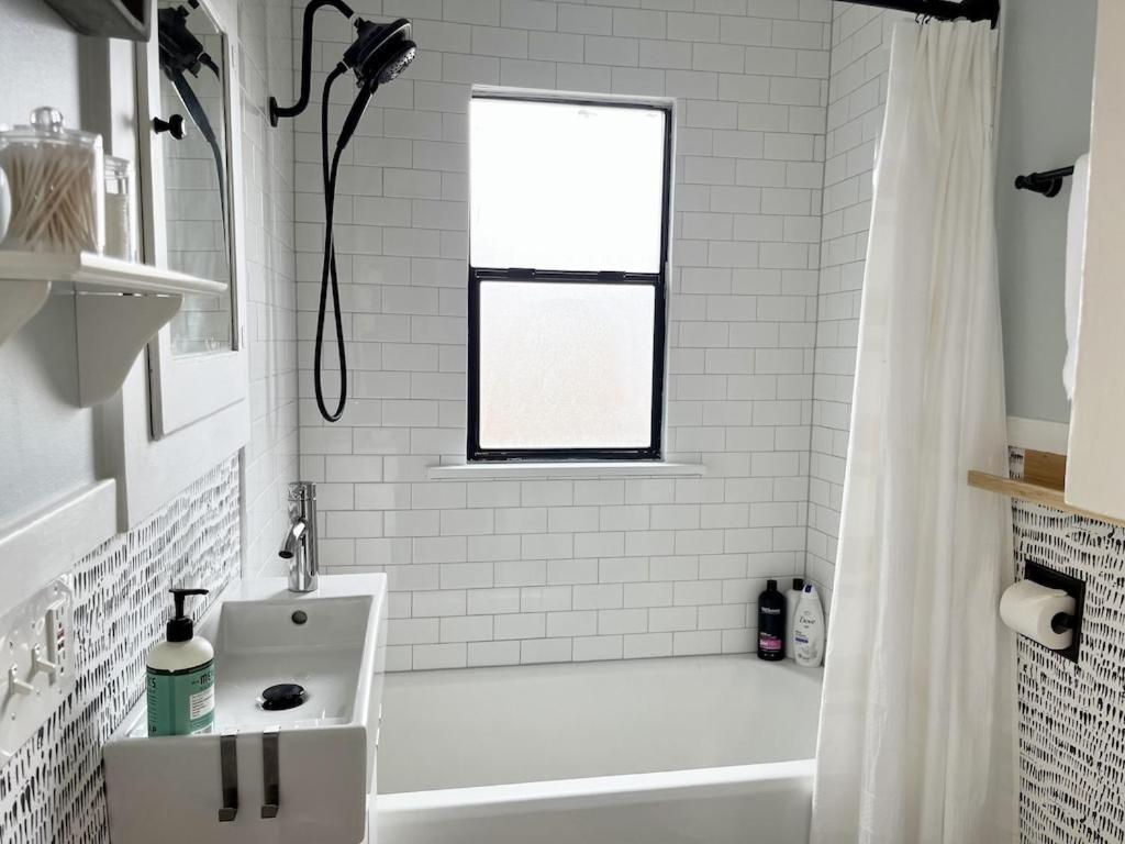 Modern 2 Bedroom Farmhouse Cottage With Hot Tub In Snohomish Exteriör bild