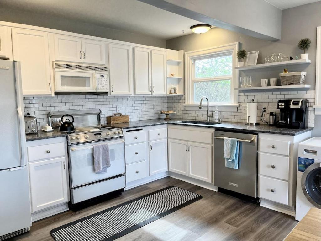 Modern 2 Bedroom Farmhouse Cottage With Hot Tub In Snohomish Exteriör bild