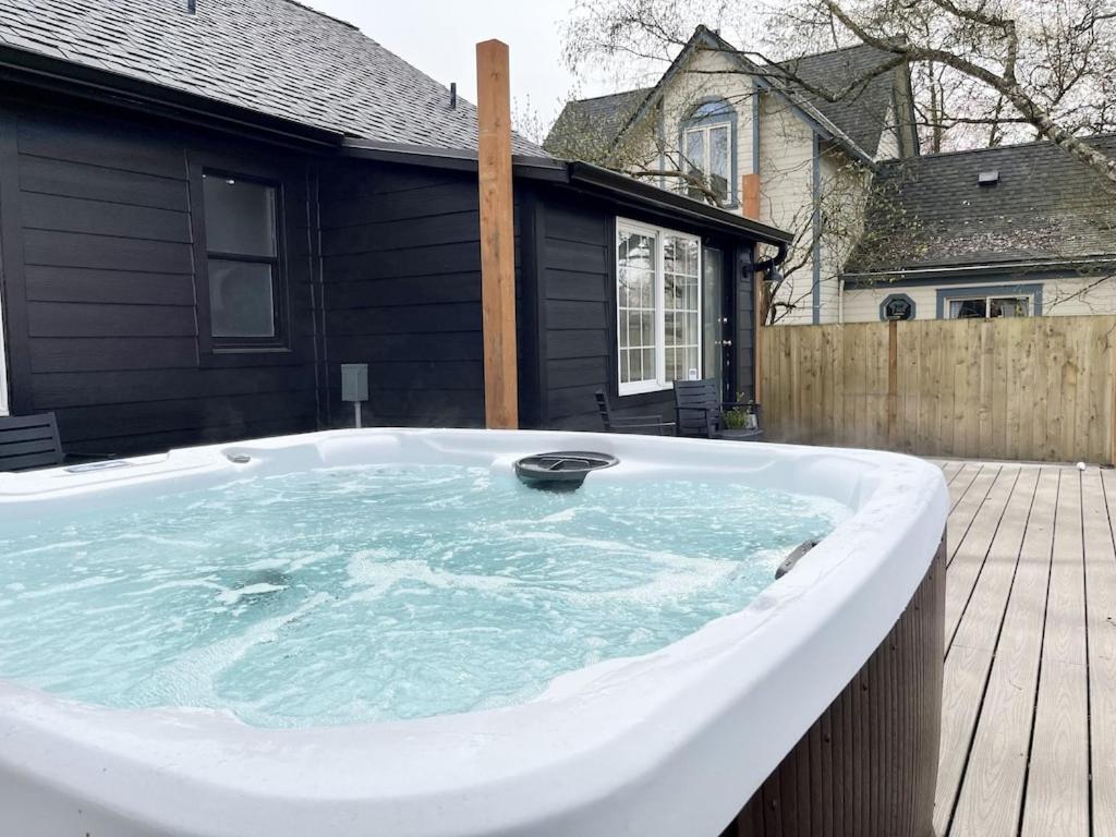 Modern 2 Bedroom Farmhouse Cottage With Hot Tub In Snohomish Exteriör bild