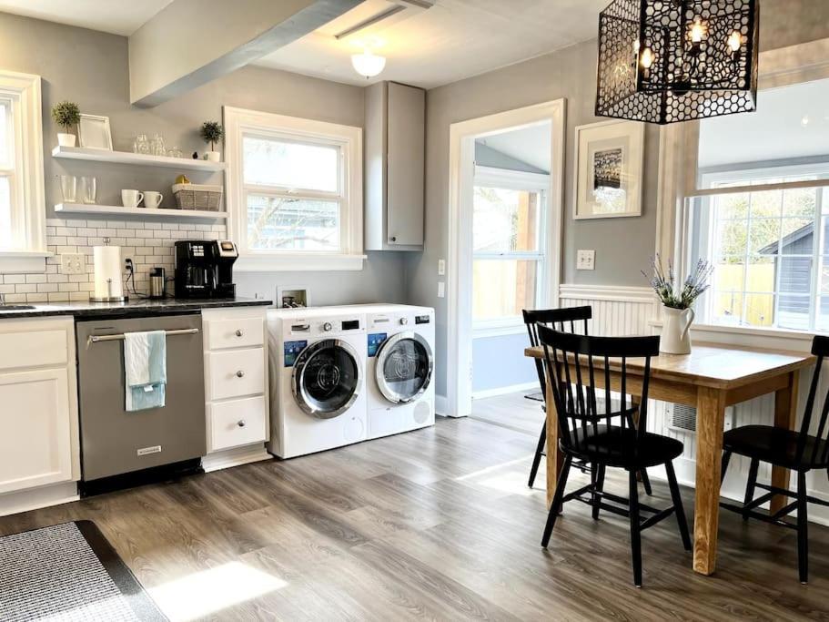 Modern 2 Bedroom Farmhouse Cottage With Hot Tub In Snohomish Exteriör bild
